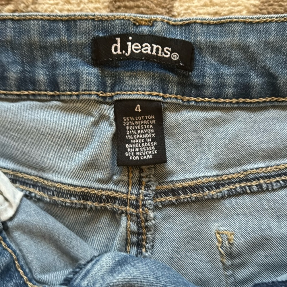 Ankle length ripped skinny stretch jeans.